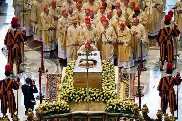 Bíborosok tisztelegnek a boldoggá avatott II. János Pál koporsója előtt, amelyet a bazilika kriptájából ideiglenes a főoltár elé vittek