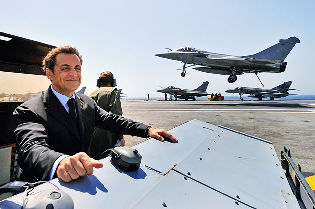 Parancsnoki állásban. Nicolas Sarkozy francia elnök a Charles de Gaulle repülőgép-hordozó fedélzetén egy 2010. júniusi hadgyakorlaton