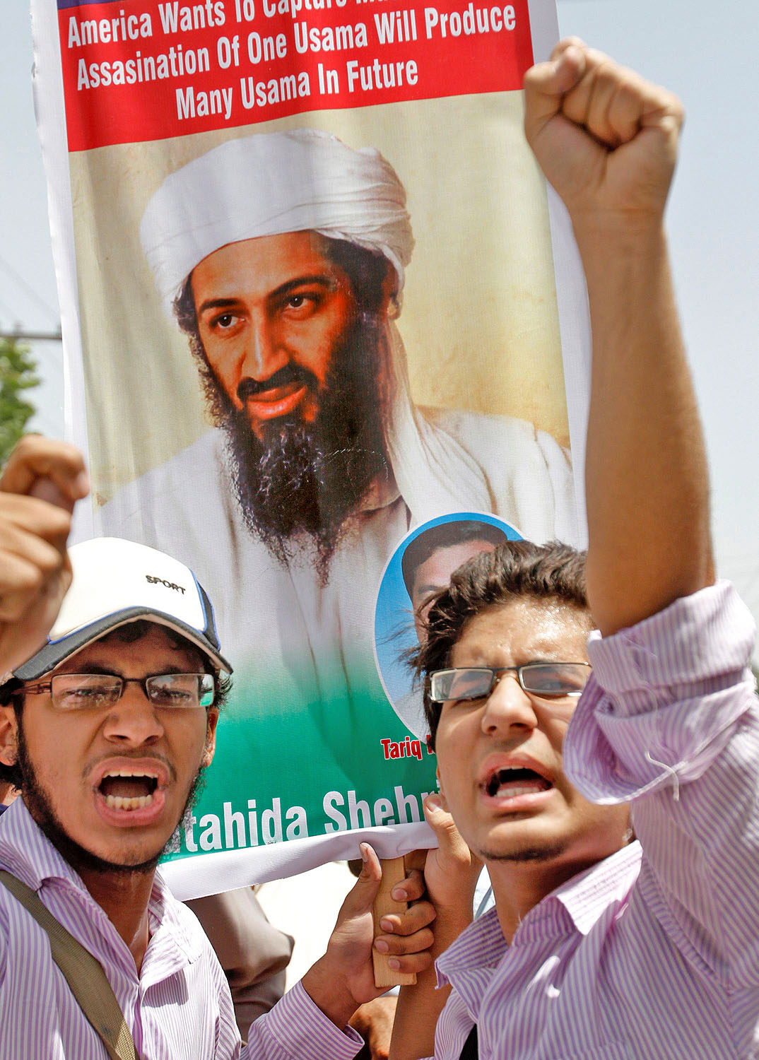 Pakisztáni tüntetők Bin Laden-poszterrel