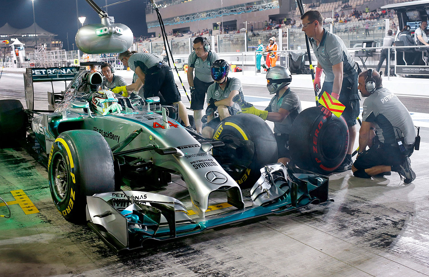 Hamilton és a Mercedes-stáb