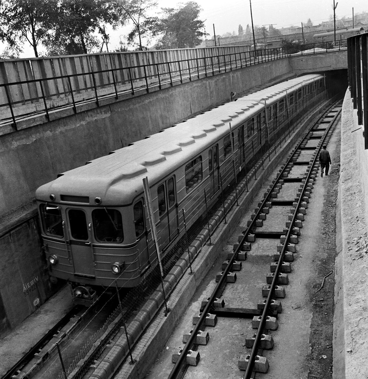 Könnyen lehet, hogy a fotón látható, több mint negyvenéves szerelvény még ma is jár a metróban. Vagy nemrég vonták csak ki a forgalomból. Amikor ez a kép készült, 1968-ban, még próbaúton tesztelték a kettes metró első, a Deák tértől a Fehér útig futó