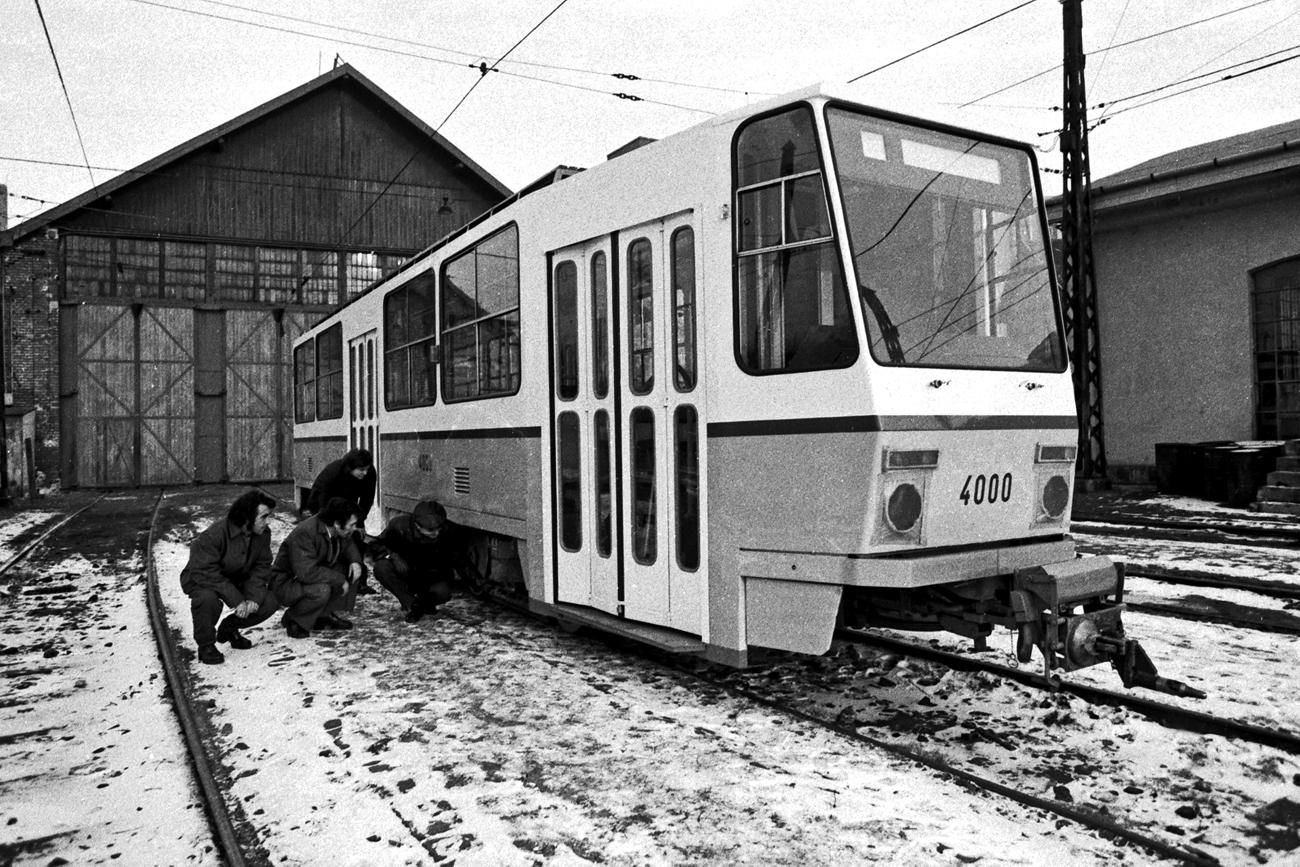 Hideg téli napon vizsgálták az első Tátra-villamosokat a BKV szakemberei 1979 januárjában, amikor a Népszabadság fotósa megörökítette őket. Az előző évben készültek a kocsik Prágában, ahol megtörténtek a szükséges próbák, azután átkerültek Budapestre
