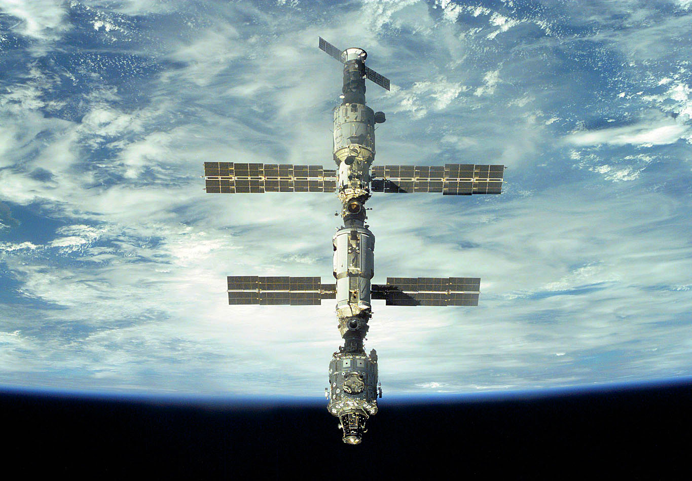 A Nemzetközi Űrállomás, háttérben a Földdel