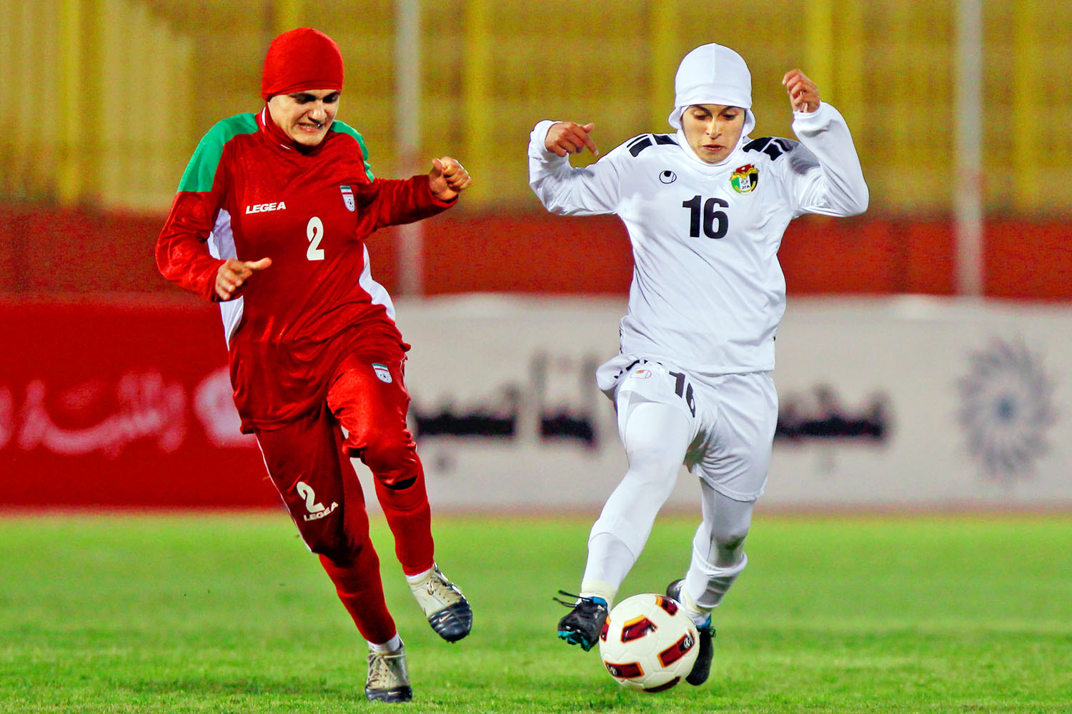 A FIFA tiltja a hidzsáb viselését a hivatalos meccseken.A muszlim sportolónők viszont nem léphetnek nélküle a pályára