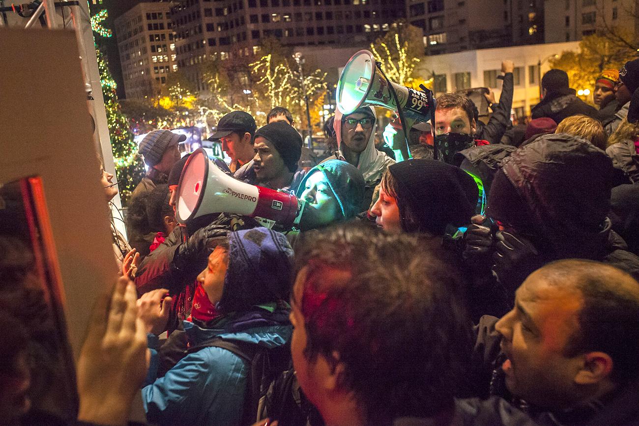 Tüntetők próbálnak feljutni a színpadra Seattle-ben