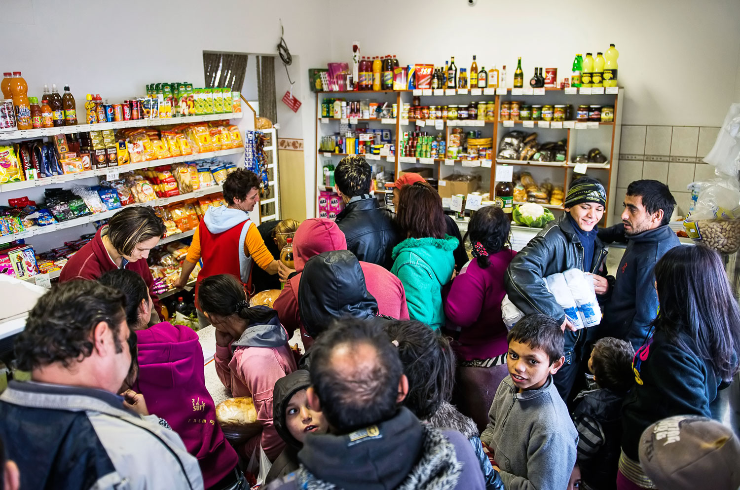 Életkép egy tiszavasvári vegyesboltban segélyosztás után