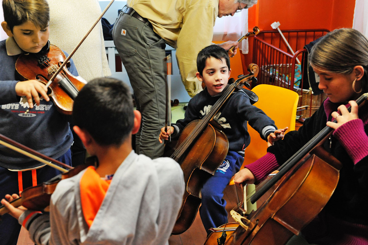 Ezek a gyerekek nem roma muzsikuscsaládokból jönnek, általában nulláról kezdik a zenélést