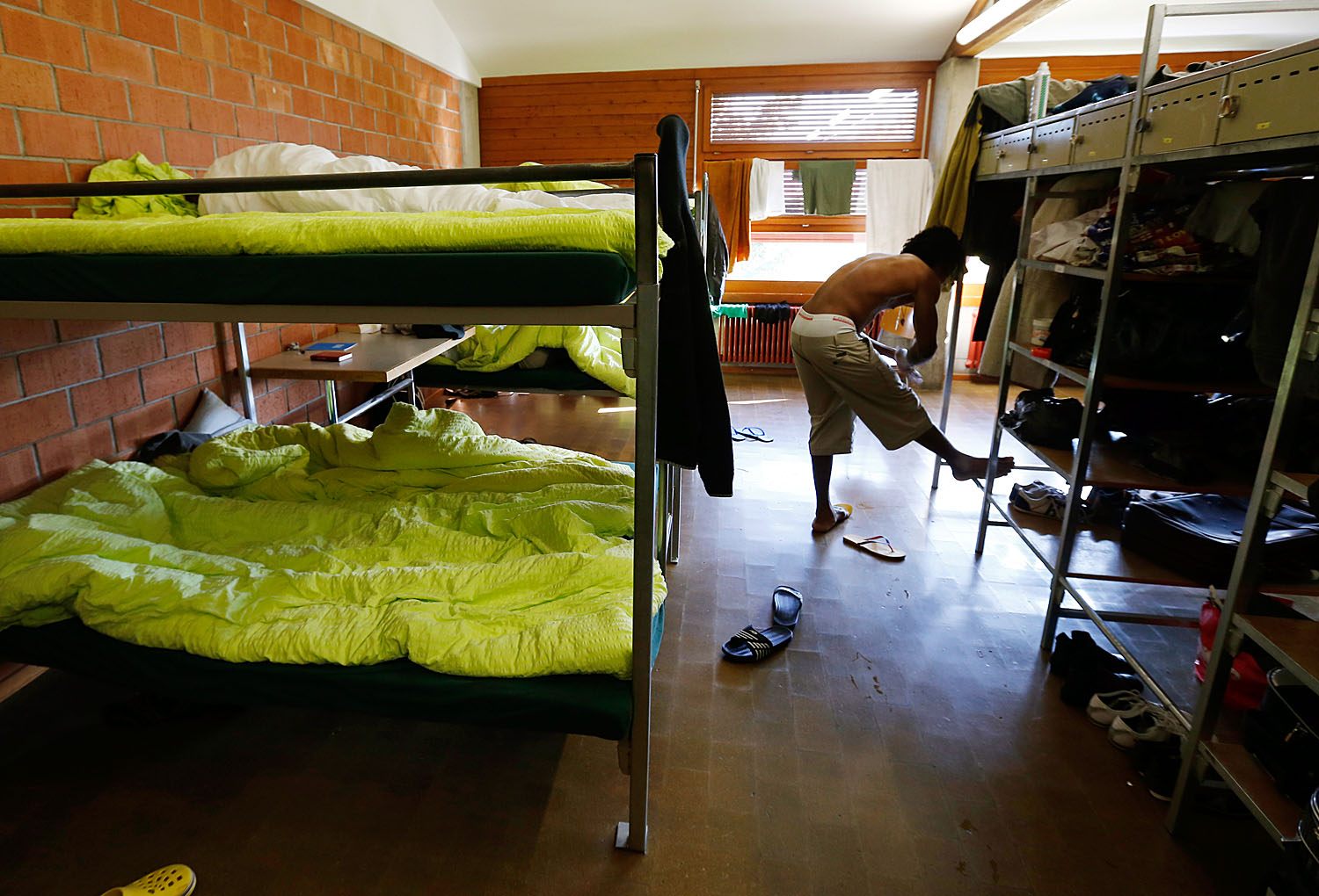 Menedékkérő egy svájci befogadóállomáson. A külföldiek többsége az EU-ból érkezik