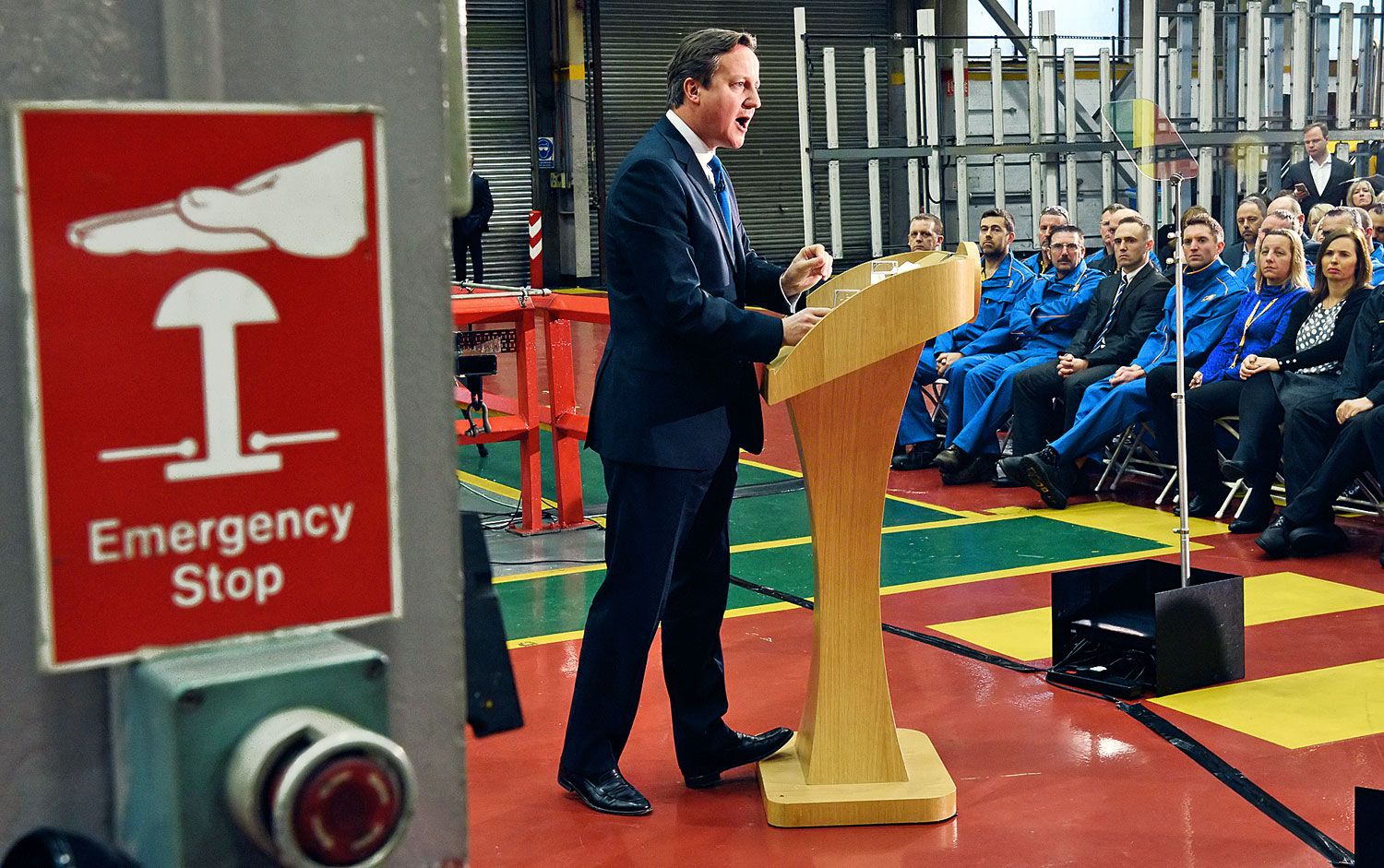David Cameron brit kormányfő a JCB munkagépgyártó rocesteri gyárában. Az EU-alapszerződéssel nem tud megbirkózni