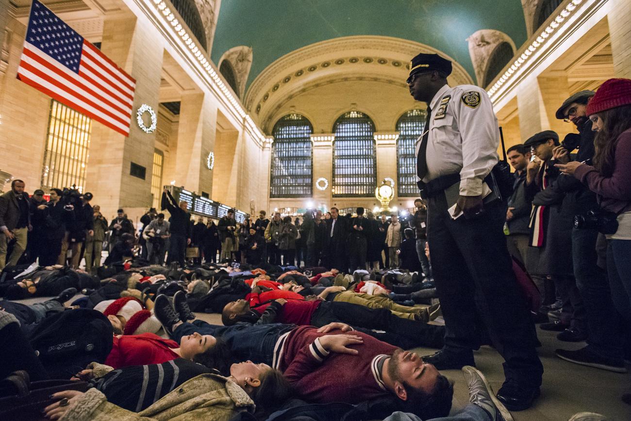 Tüntetők fekszenek a földön a Grand Central Terminalban