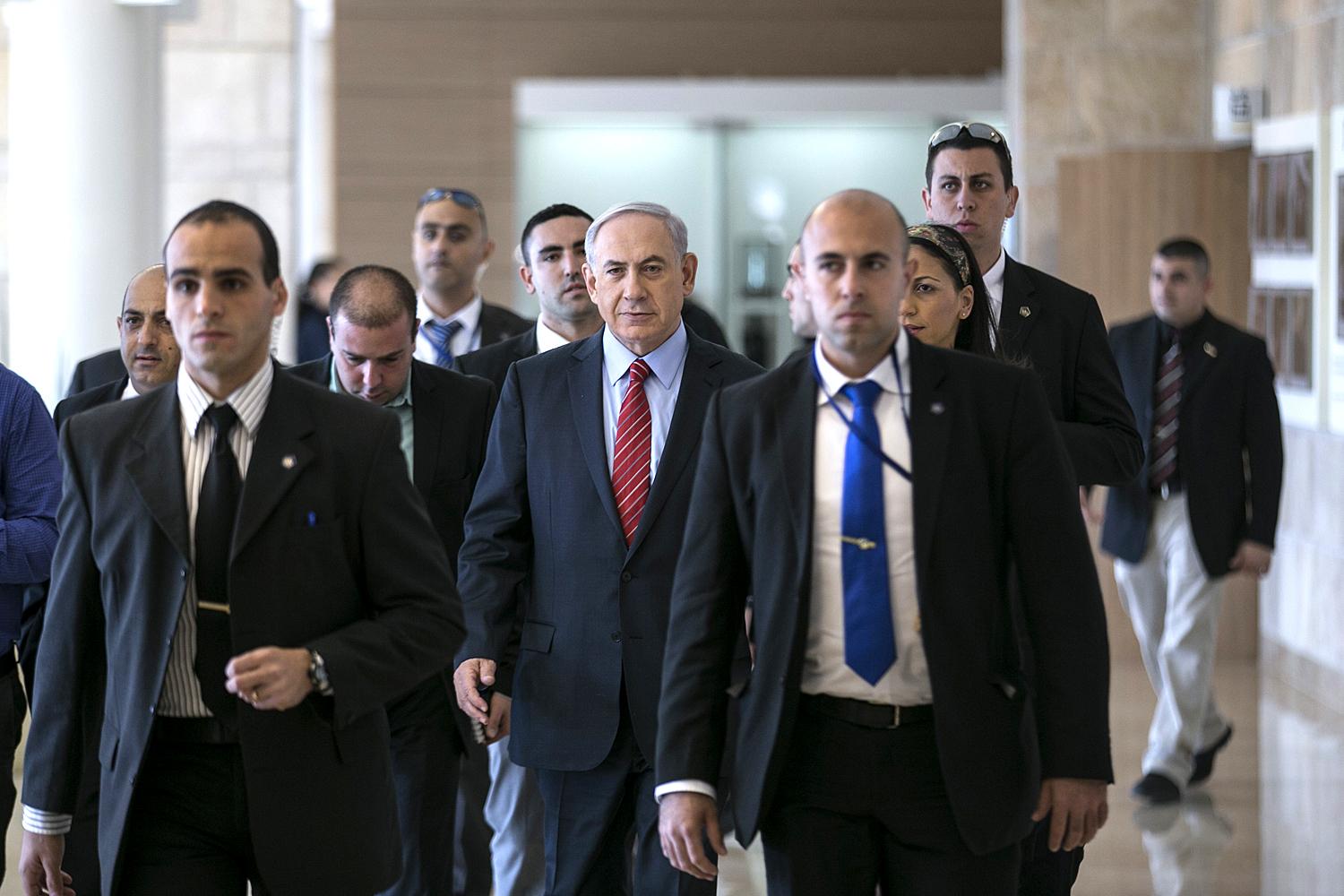 Benjamin Netanjahut (középen)Izrael második legfontosabb kormányfőjeként tartják majd számon