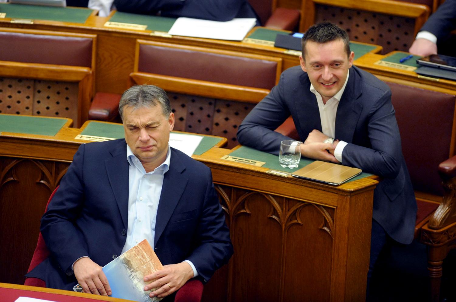 Orbán Viktor és Rogán Antal 2012 decemberében, amikor rezsicsökkentést hozott a Télapó. Fónagy számait a legnagyobb jóindulattal sem lehet megfeleltetni az Eurostat által nyilvánosságra hozott 2014-es első félévi adatokkal