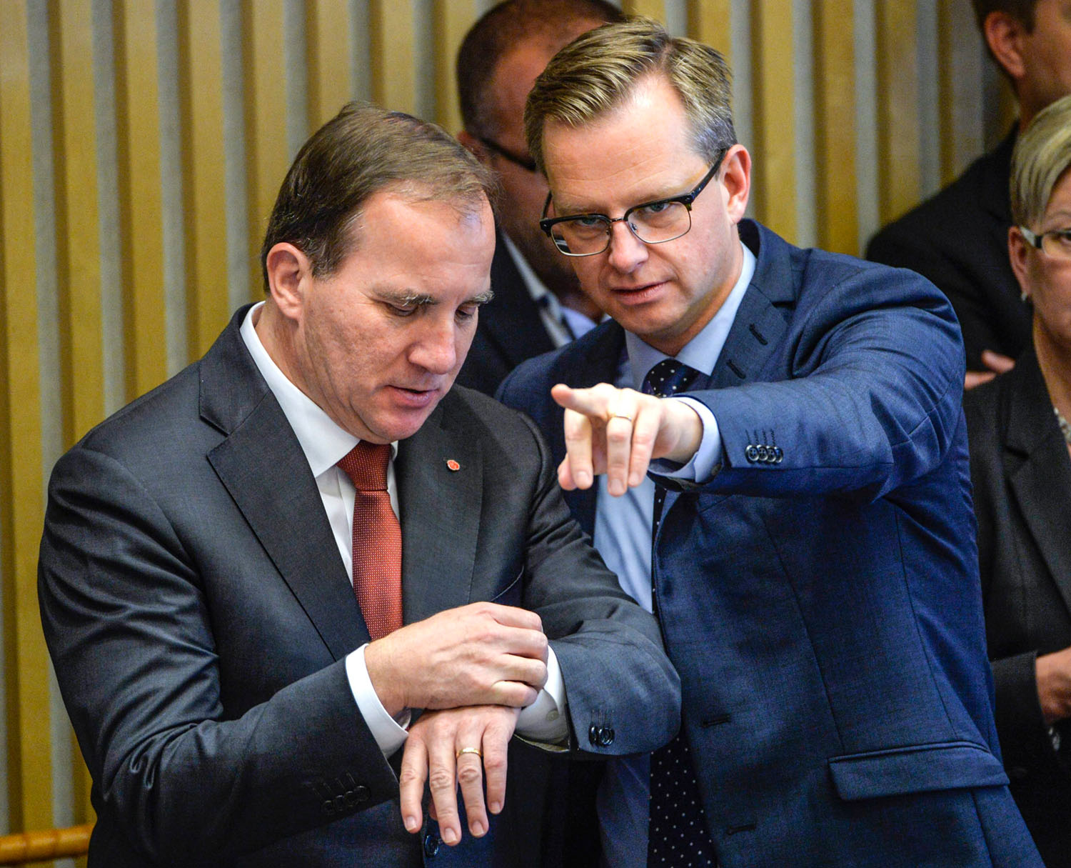Stefan Löfven kormányfő (balra) hivatalba lépésekor egyeztet egy képviselővel. Hamar lejárt az ideje