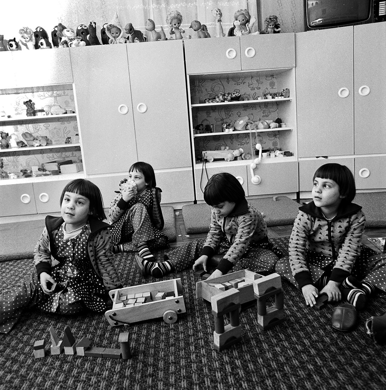 Nagy hír volt 1974. november 22-én, mikor megszülettek a csepregi Kovács négyes ikrek. A kislányokat 1976 májusában még a Képes Újság is címlapján hozta, hatalmas, elgyötört, kék plüssmedve feküdt a gyerekek előtt. 1979-ben pedig az Ikrek és ikrek so