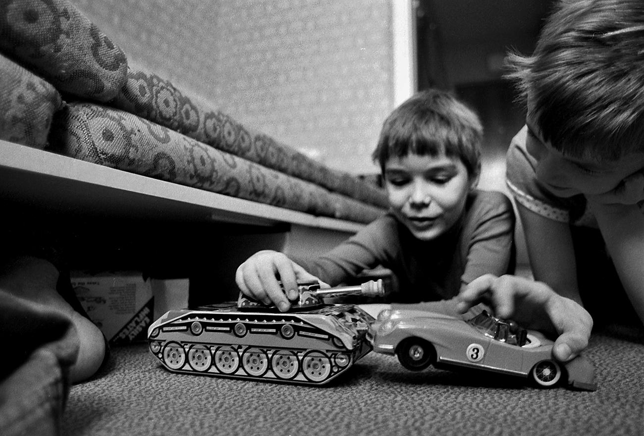 Ez a fotó azért exponálódott 1980 karácsonyán, hogy a veszélyes játékokról írott szokásos karácsony előtti cikket illusztrálja. 1980 áprilisában ugyanis új magyar szabvány lépett életbe a játékokra.  Már korábban tilalmi listára került mindenfajta cs