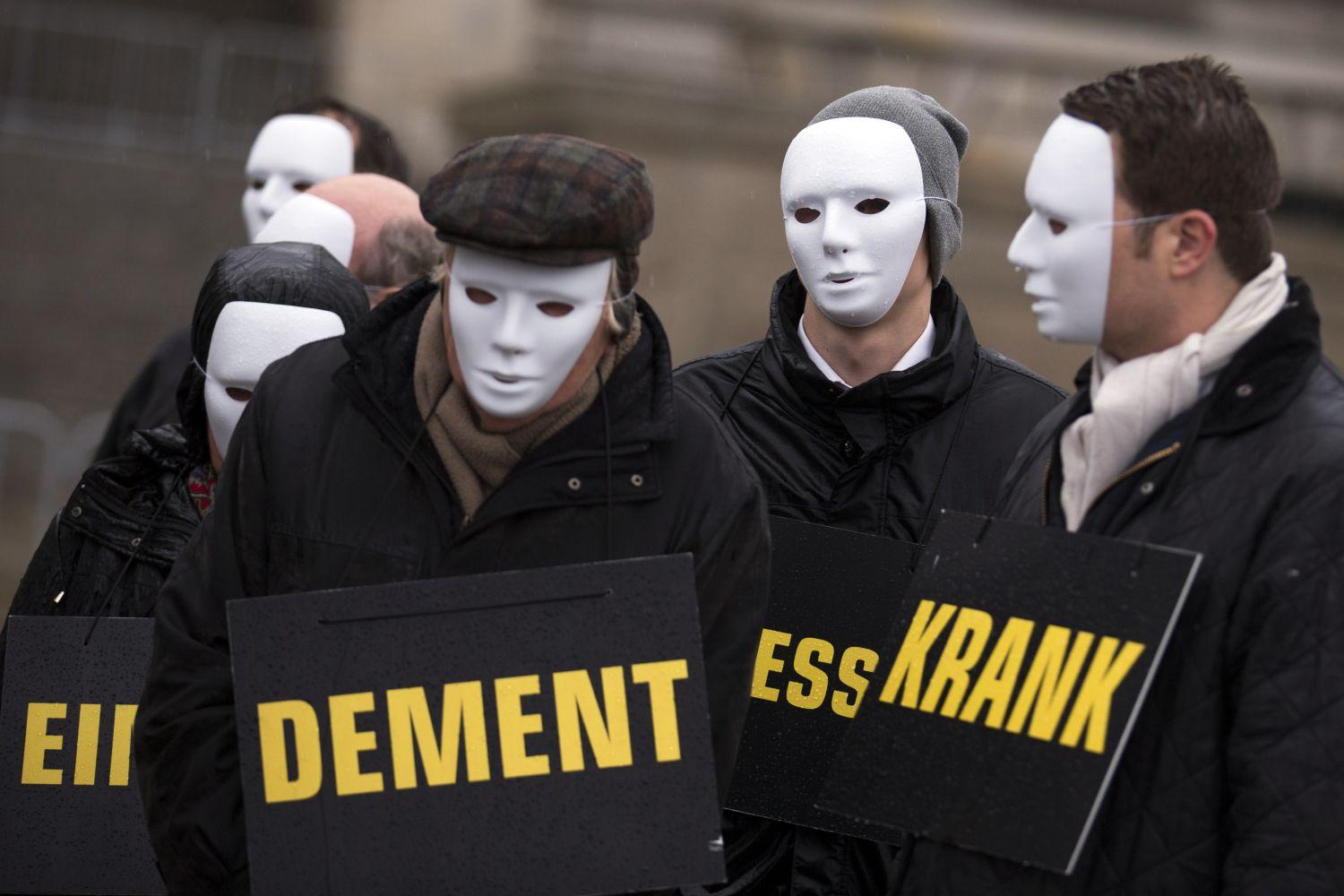 Tüntetők tavalyelőtt a német büntető törvénykönyv eutanáziáról szóló fejezetének a amódosítása ellen Berlinben, a Reichstag előtt