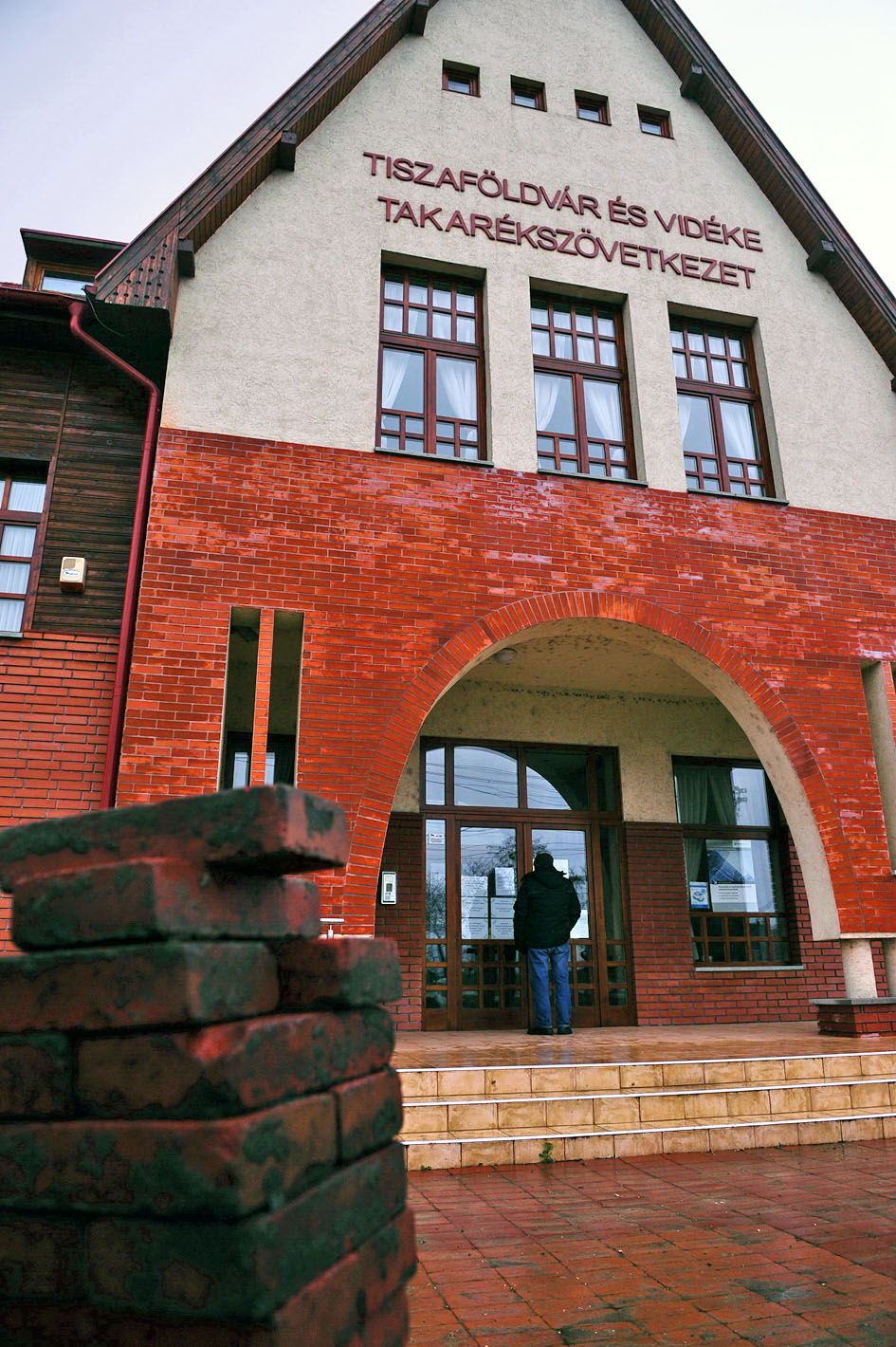Karácsony előtt bezárták a tiszaföldvári takarékszövetkezetet. Senkit nem értesítettek, hogy nem férhet majd hozzá a pénzéhez