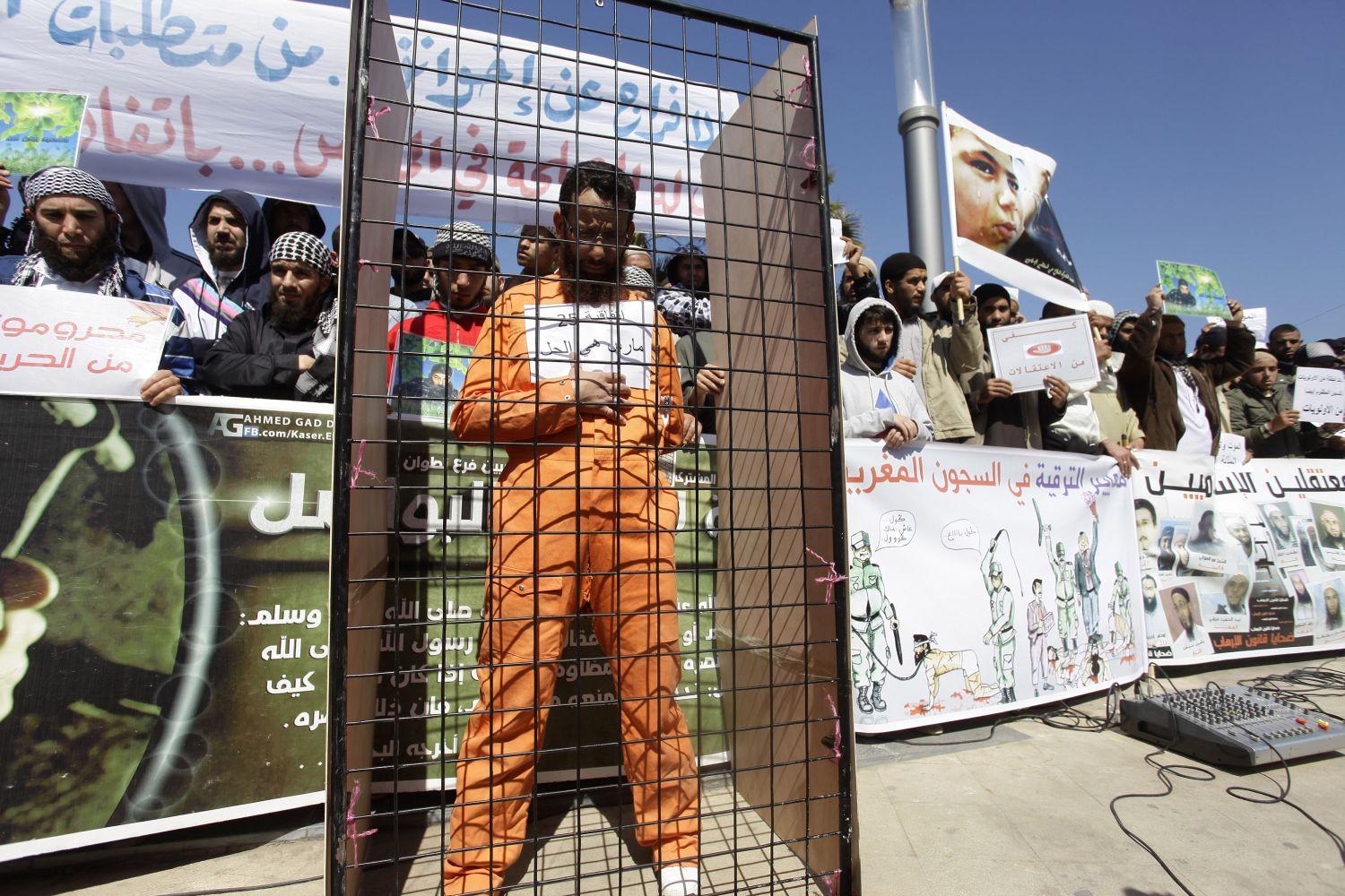 A guántanámói fogolytábor egyik rabja májusban egy rabati tüntetésen. Az Egyesült Államok fél a nemzetközi felhördüléstől