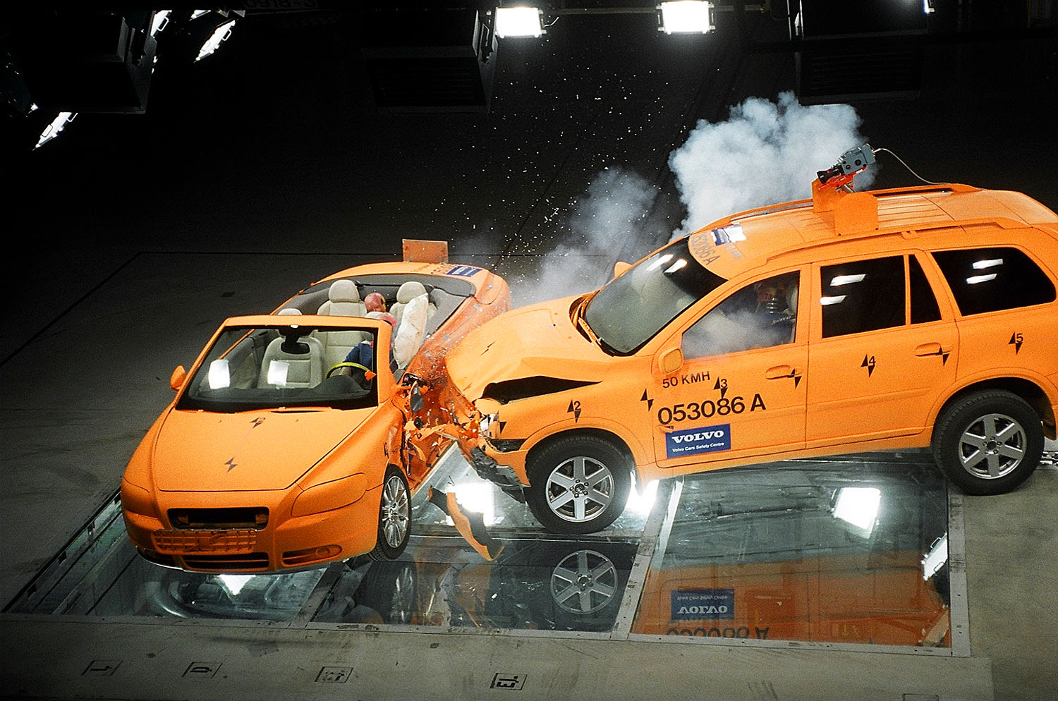 Kabrió és sportterepjáró ütközése a Volvo biztonságtechnikai központjában