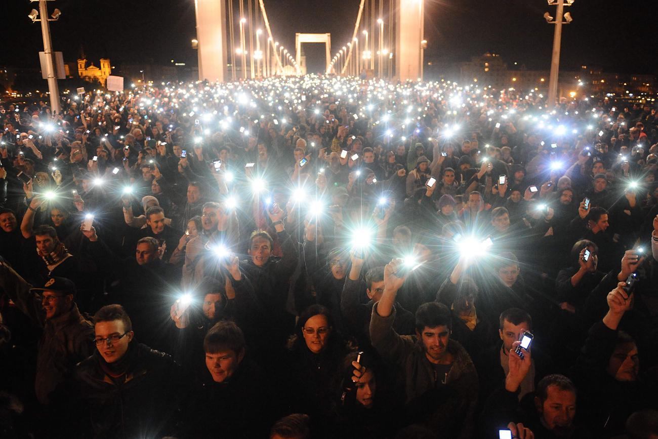 Netadó-ellenes tüntetők a Szabadság hídon
