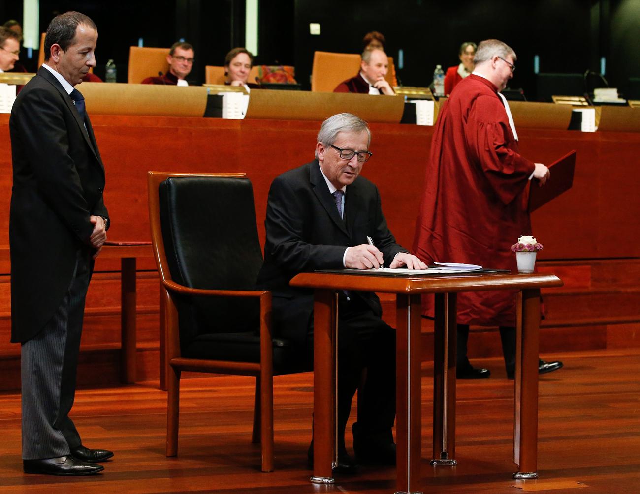 Jean-Claude Juncker hivatalba lépését beárnyékolja a LuxLeaks-botrány