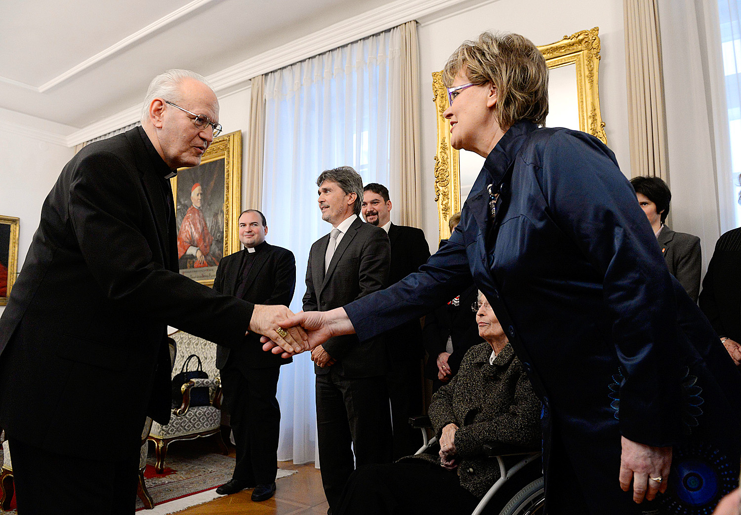 A tévévezér által hivatkozott esemény: március 24-én Erdő Péter átadta Siklósi Beatrixnak a pápai áldást igazoló oklevelet