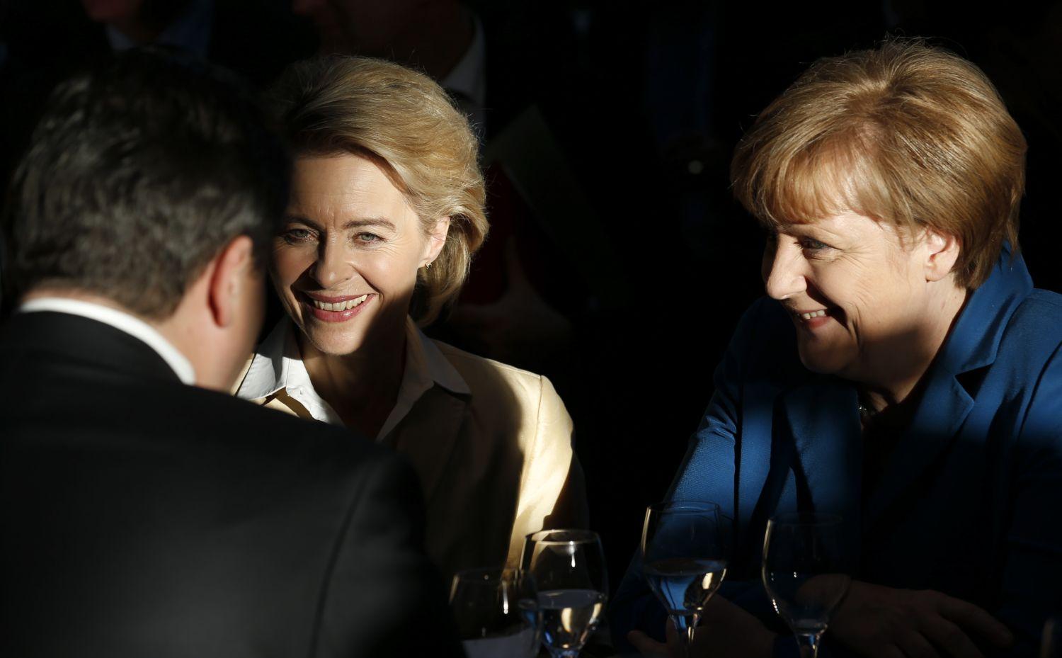 A CDU két vezető politikus asszonya, Angela Merkel kancellár (jobbra) és a védelemi minisztere, Ursula van der Leyen szemben a nagykoalíciós partner SPD elnökével, Sigmar Gabriel elnökkel. Lépniük kellett