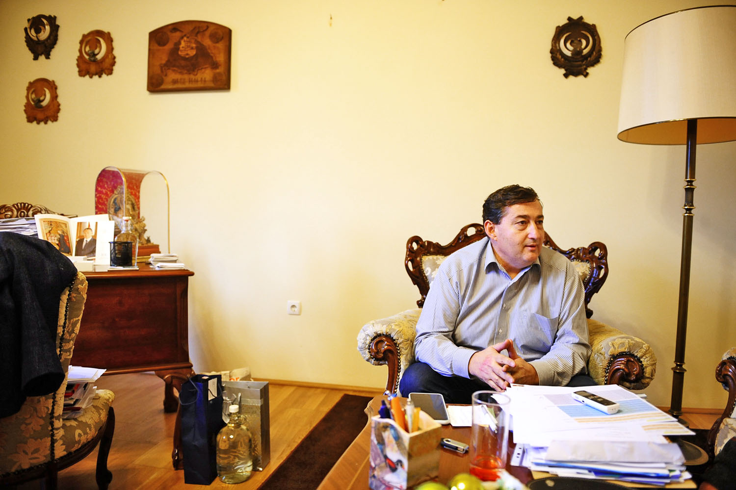 A felcsúti polgármester céges irodája vadásztrófeákkal, dolgozóasztala Orbán Viktor fotójával