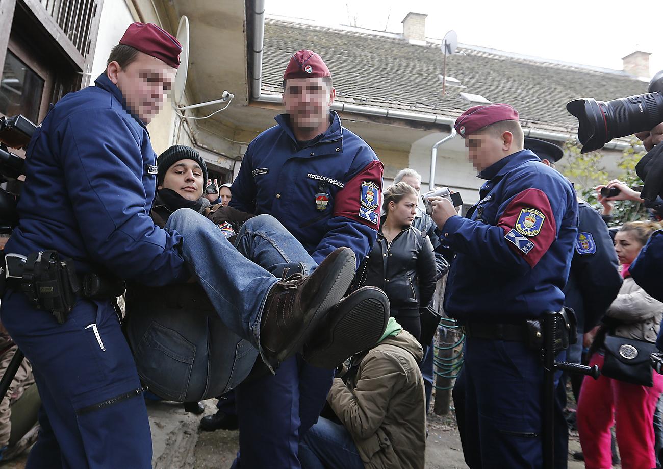 Rendőrök viszik el Misetics Bálintot, az AVM aktivistáját