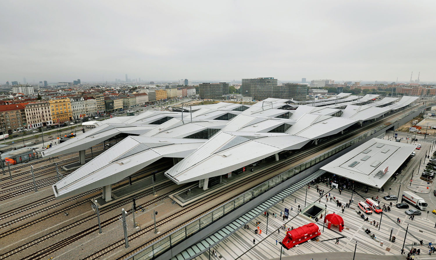 Az új Hauptbahnhof, azaz főpályaudvar Bécsben. Öt évig építették, egymilliárd euróba került. Naponta csaknem 150 ezer ember fordul meg az új tömegközlekedési csomóponton