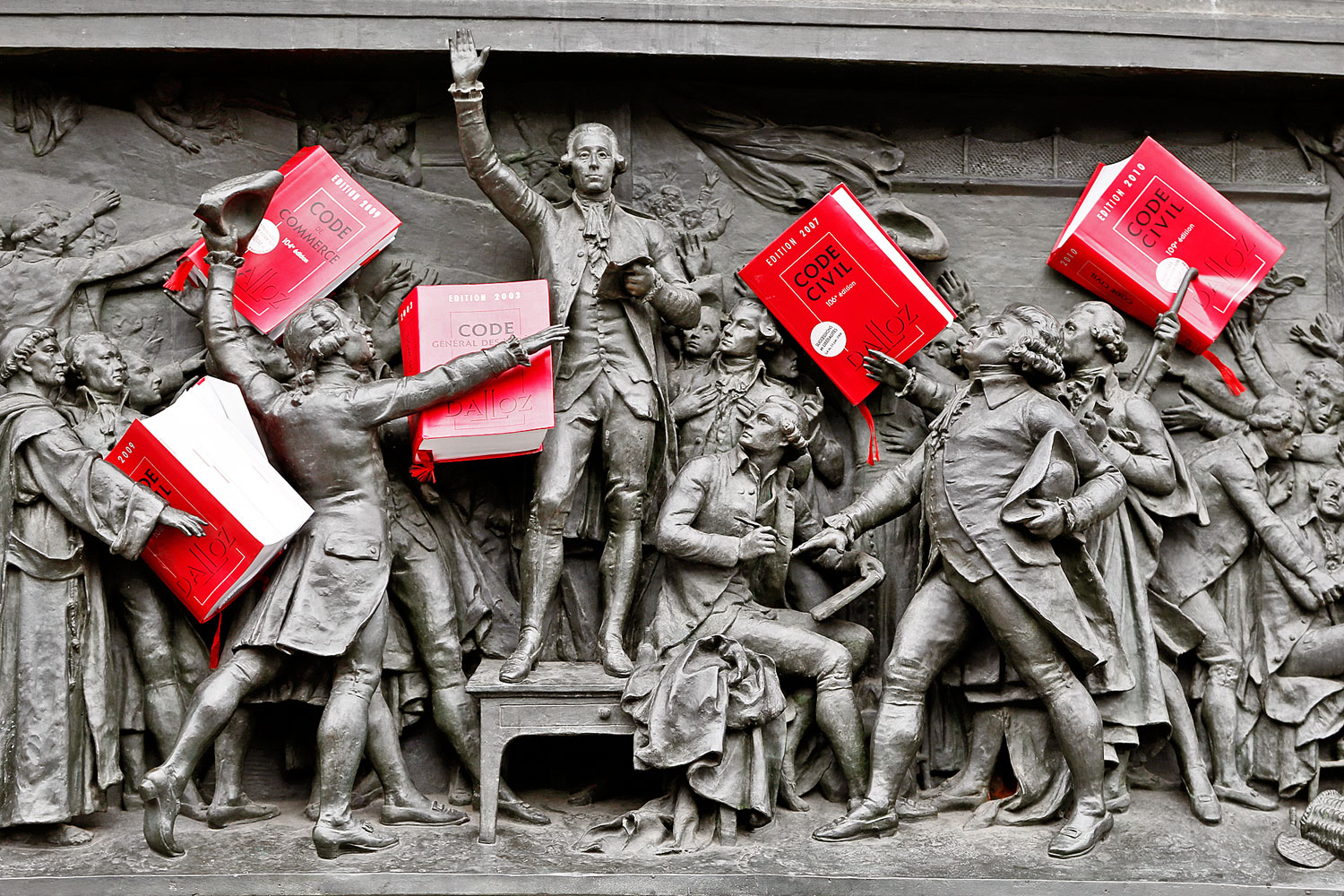 A polgári törvénykönyv példányai a Köztársaság Emlékművén Párizsban. A jogi szakmák tervezett liberalizálása ellen tiltakoztak