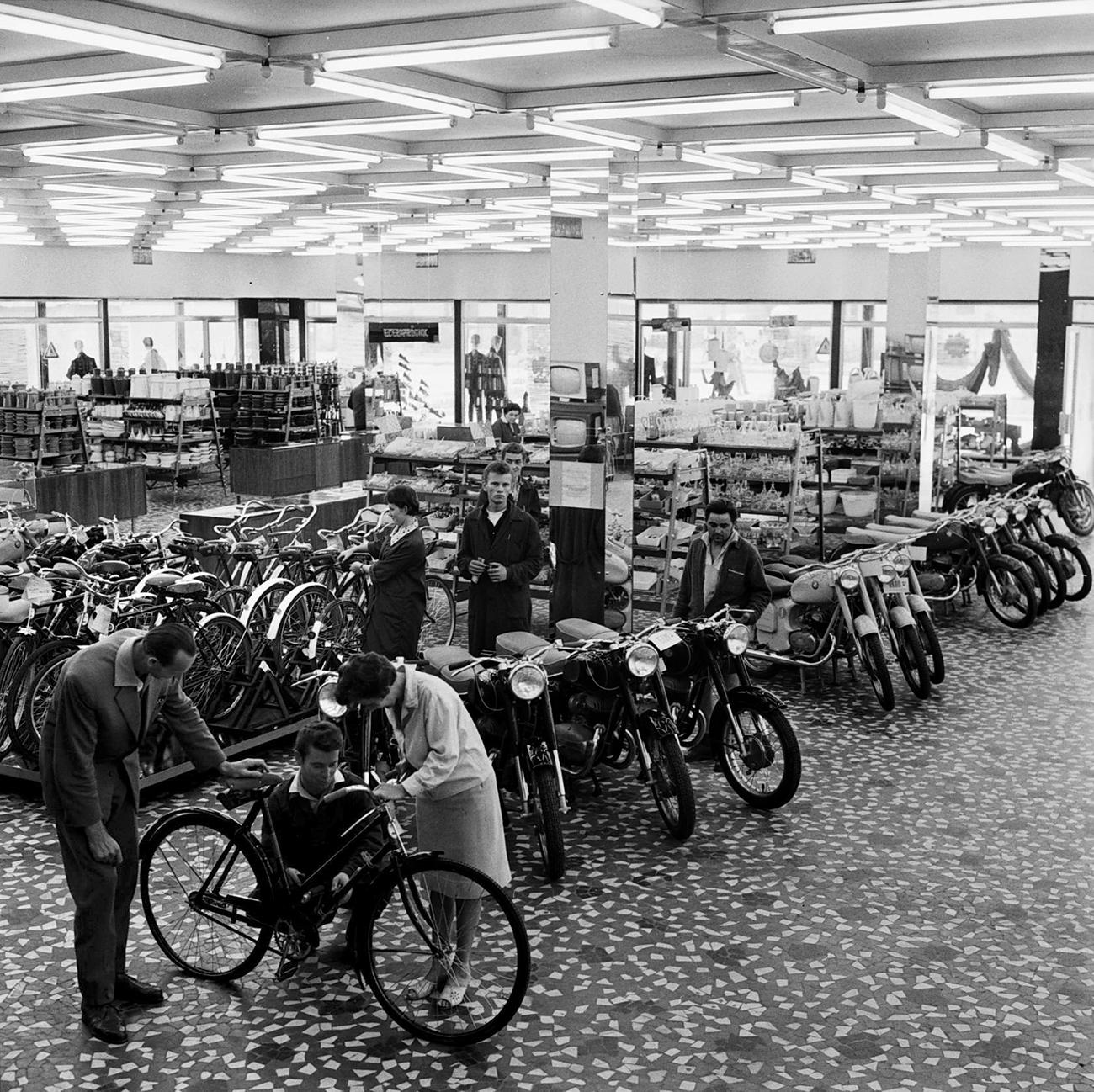   A 60-as évek közepén a motorkerékpár nagyjából ugyanazt jelentette a családoknak, amit ma egy Suzuki. Megkönnyítette a munkába járást, a hétvégeken lehetett bütykölni, pózolni vele a templom melletti főtéren vagy a kultúrház előtt. De fel is lehete