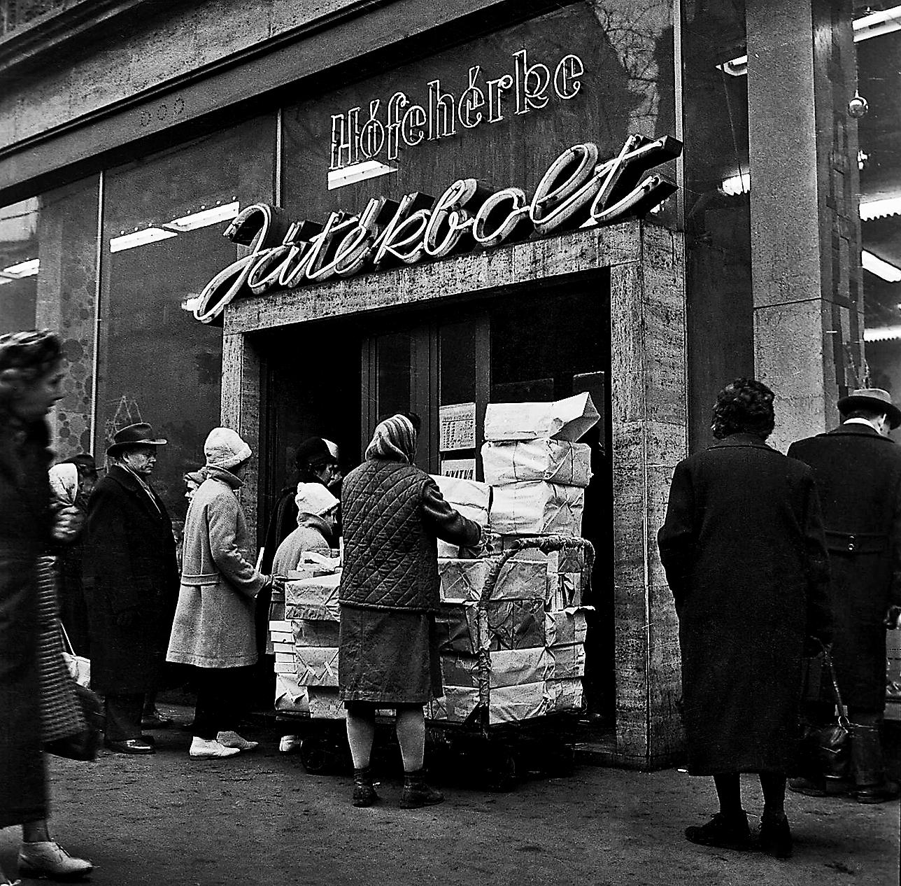 1963. december 17-e: Budapest hetek óta ünnepi játéklázban ég. Az ország legnagyobb áruháza, a Corvin megnégyszerezi játékosztályának területét, felvesz száz kisegítő eladót, csatasorba állítja a nyugdíjasokat, pótpénztárakat és csomagolókat állít fe