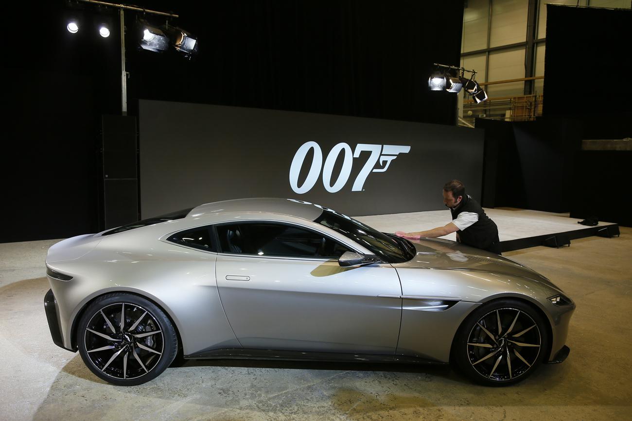 Bond új kocsija az Aston Martin DB10 lesz.