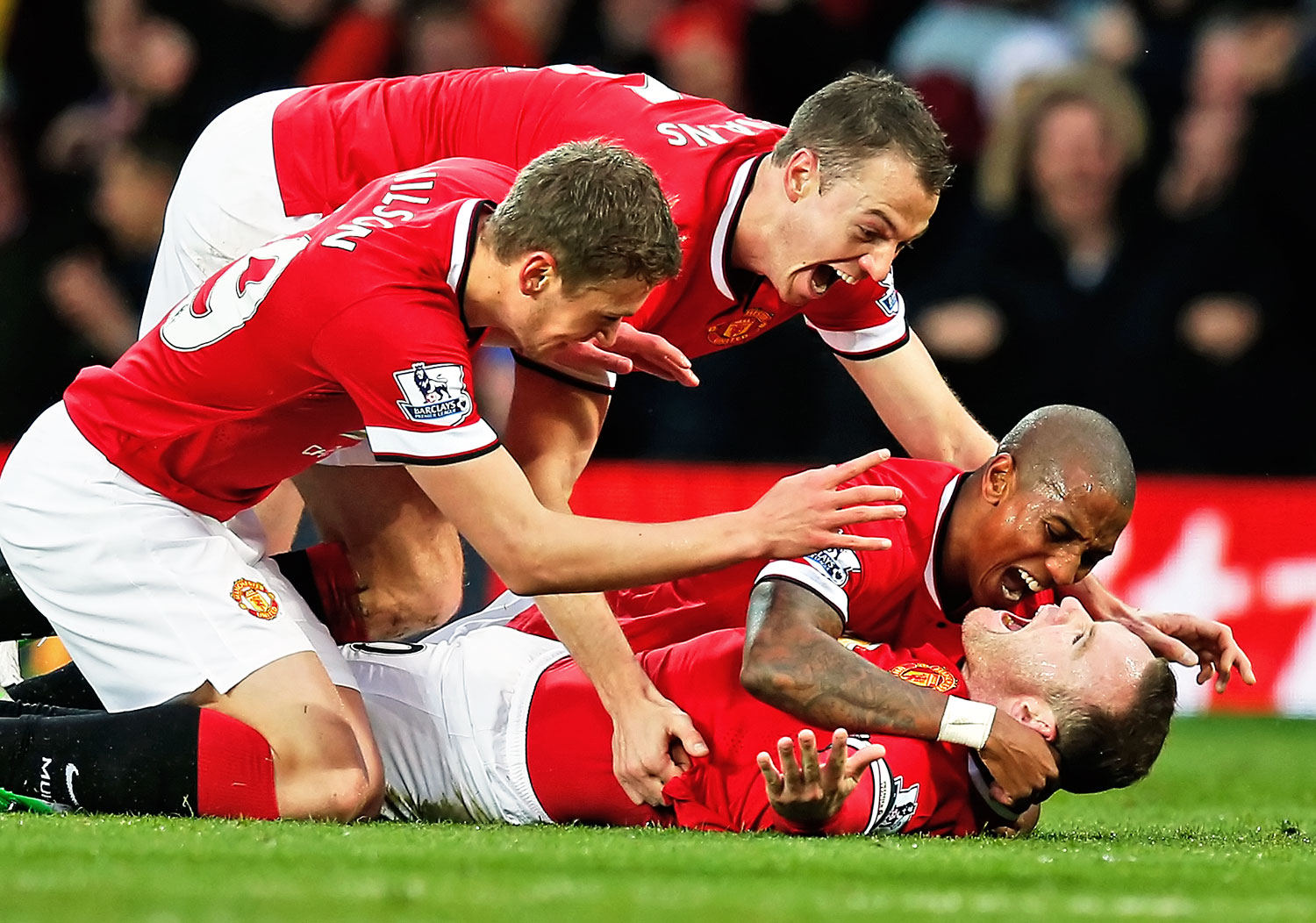A hanyatt fekvő Rooney gólját ünneplik az MU labdarúgói