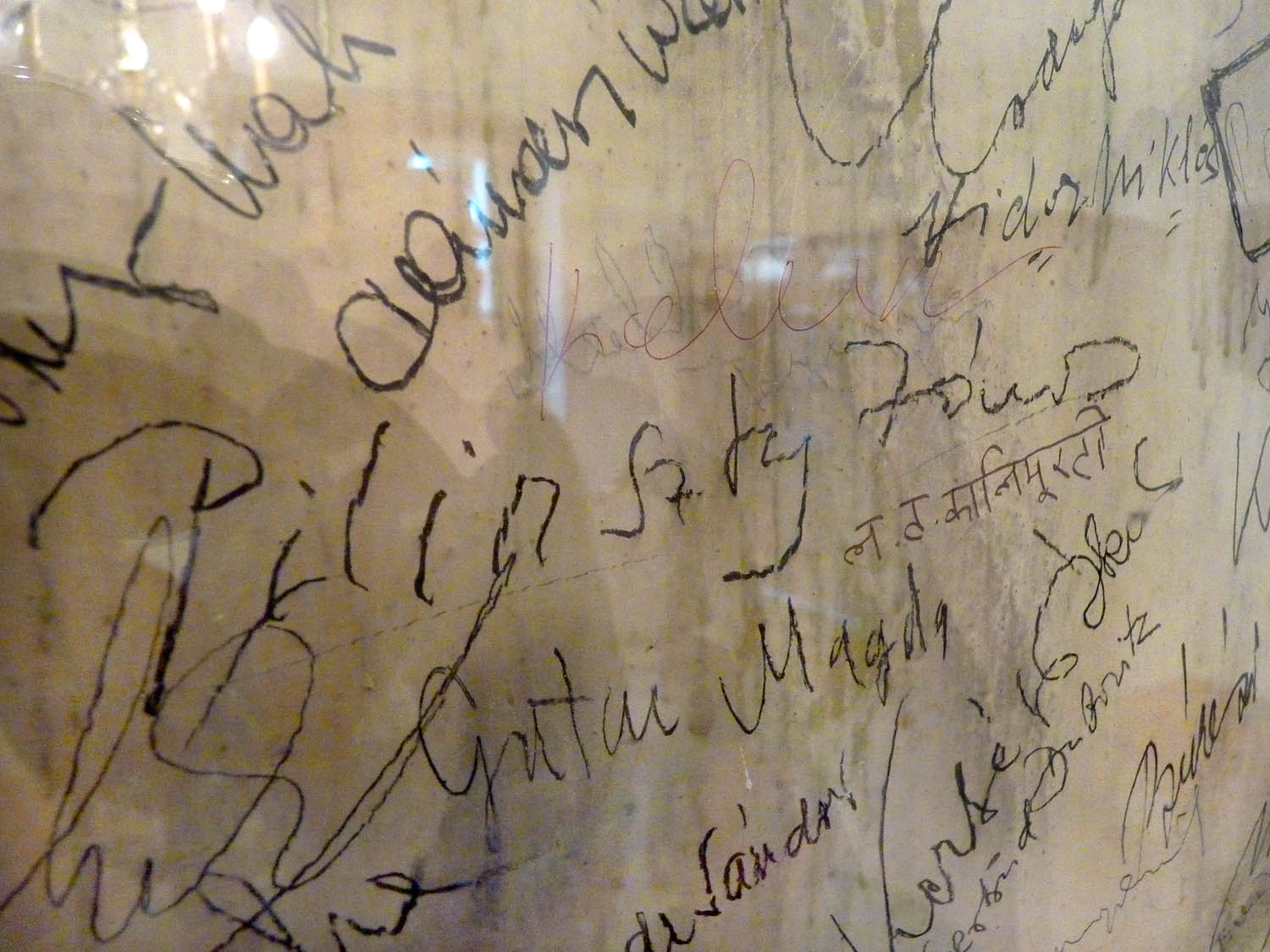 Írói aláírások a falon, középen tisztán olvasható Pilinszky János neve
