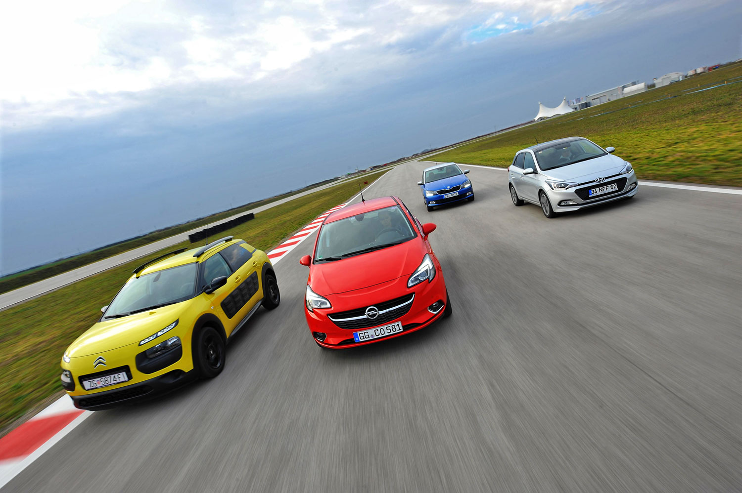 Szerbiai utakon és a NAVAK pályán lehetett nyúzni a kocsikat: Citroën C4 Cactus, a győztes Opel Corsa, Skoda Fabia és a Hyundai i20-as