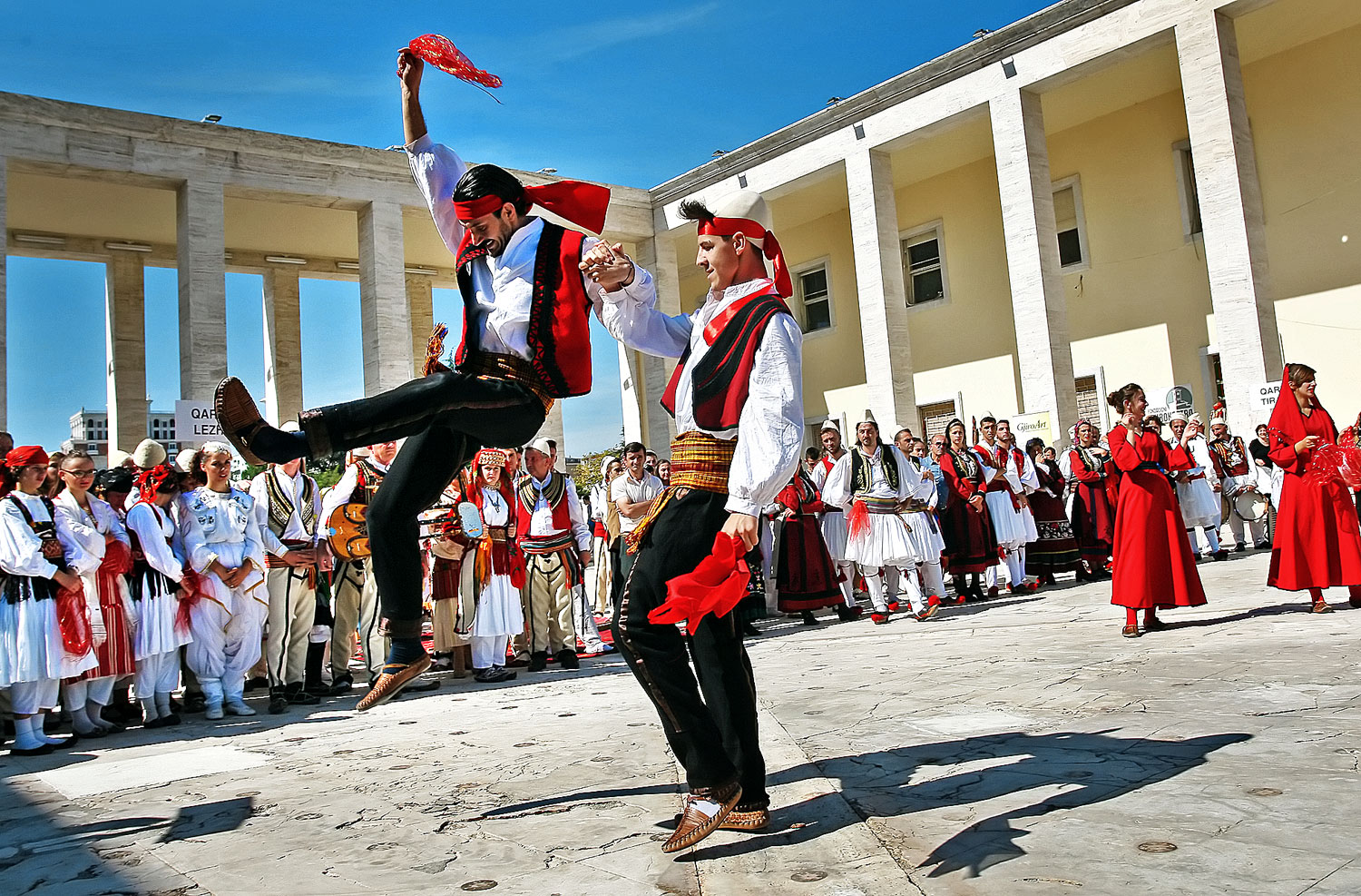 Néptáncosok a nemzeti kulturális örökség napján Tiranában