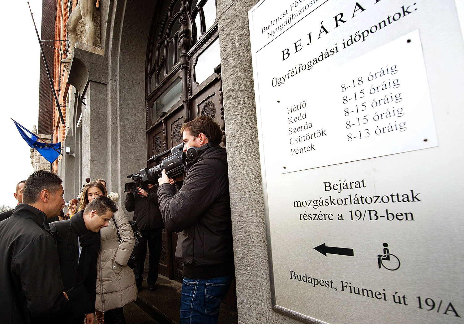 Mesterházy Attila volt MSZP-elnök szolidaritást vállalt a kitartó pénztártagokkal 2011 januárjában