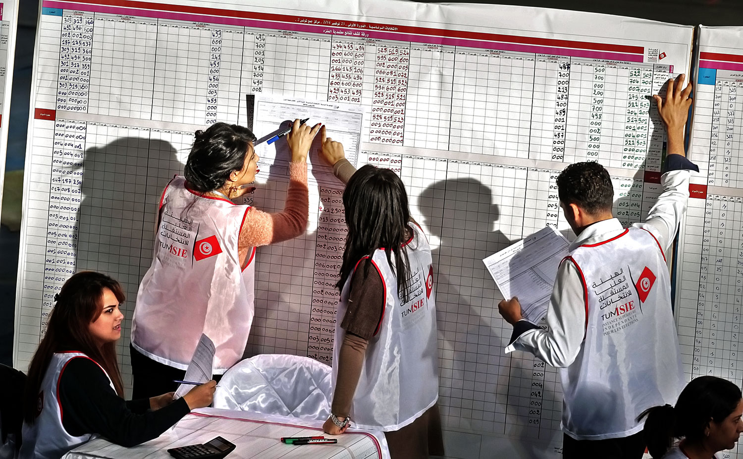 A szavazatokat összesítik egy tuniszi központban