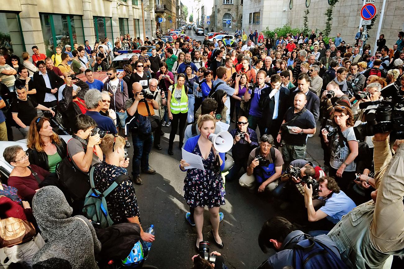 Tüntetés Sáling menesztése ellen júniusban. Továbbra sem tudjuk, volt-e politikai nyomásgyakorlás