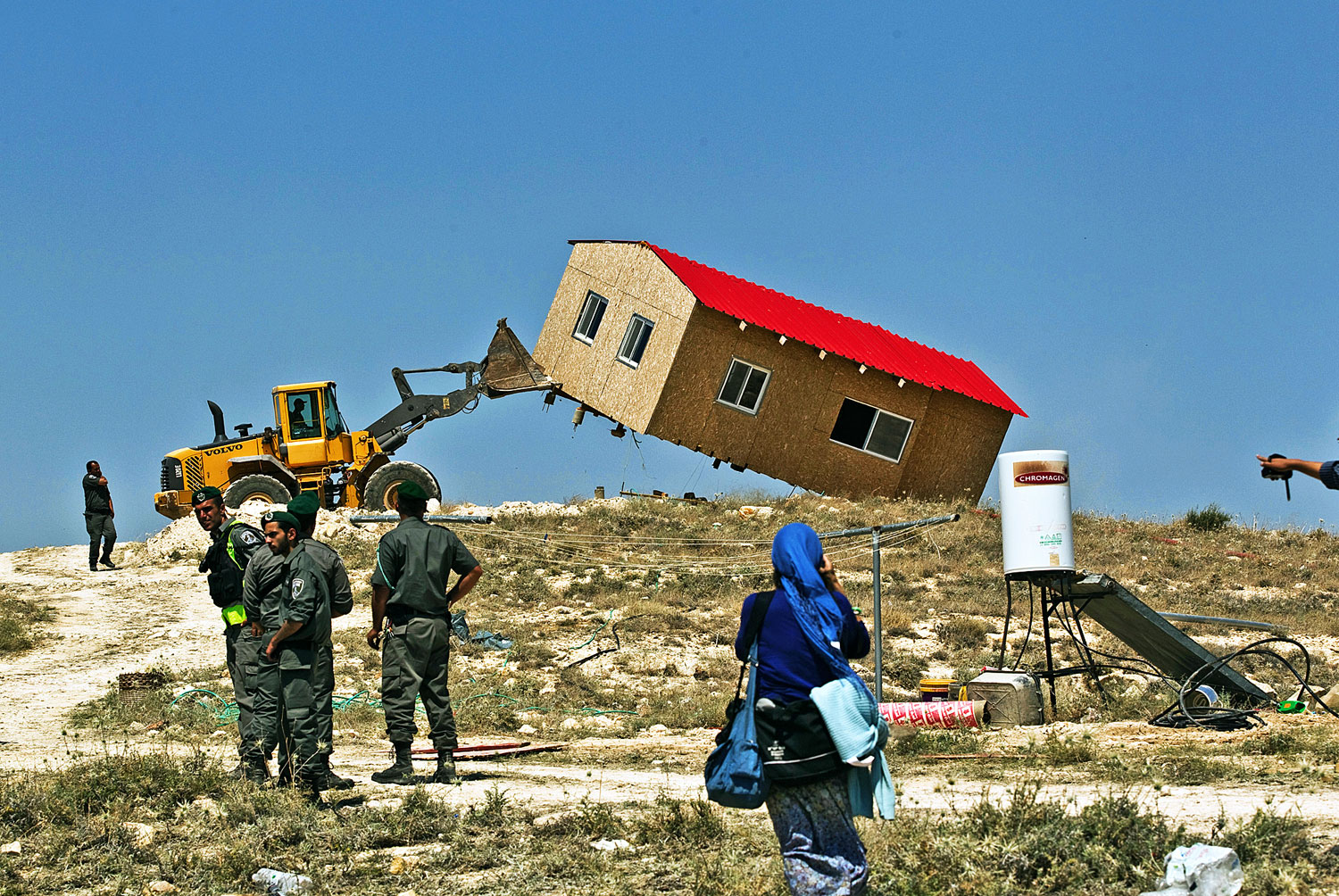 Izraeli határrendészek engedély nélkül felhúzott kalyibákat bontanak Betlehem közelében