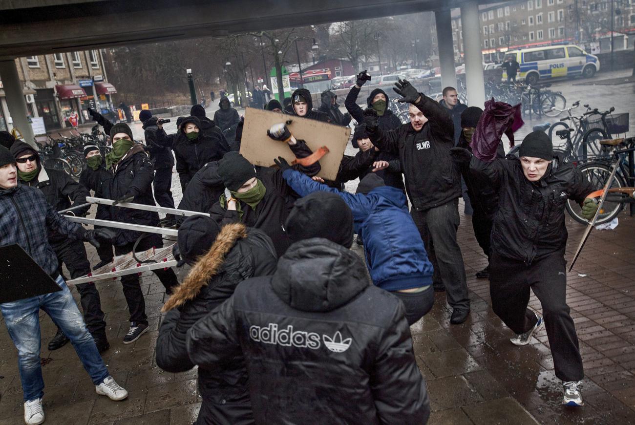 Neonáci és antifasiszta tüntetők összecsapása Stockholmban.
