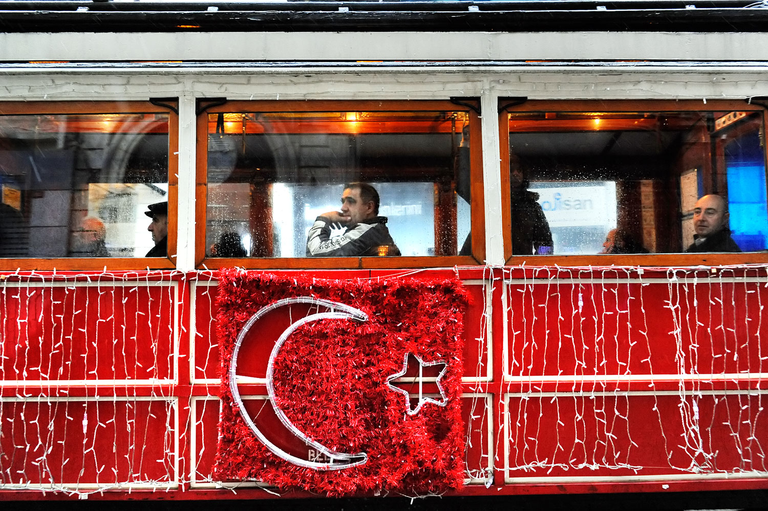 Nemzeti zászlóval díszített villamos Isztambulban