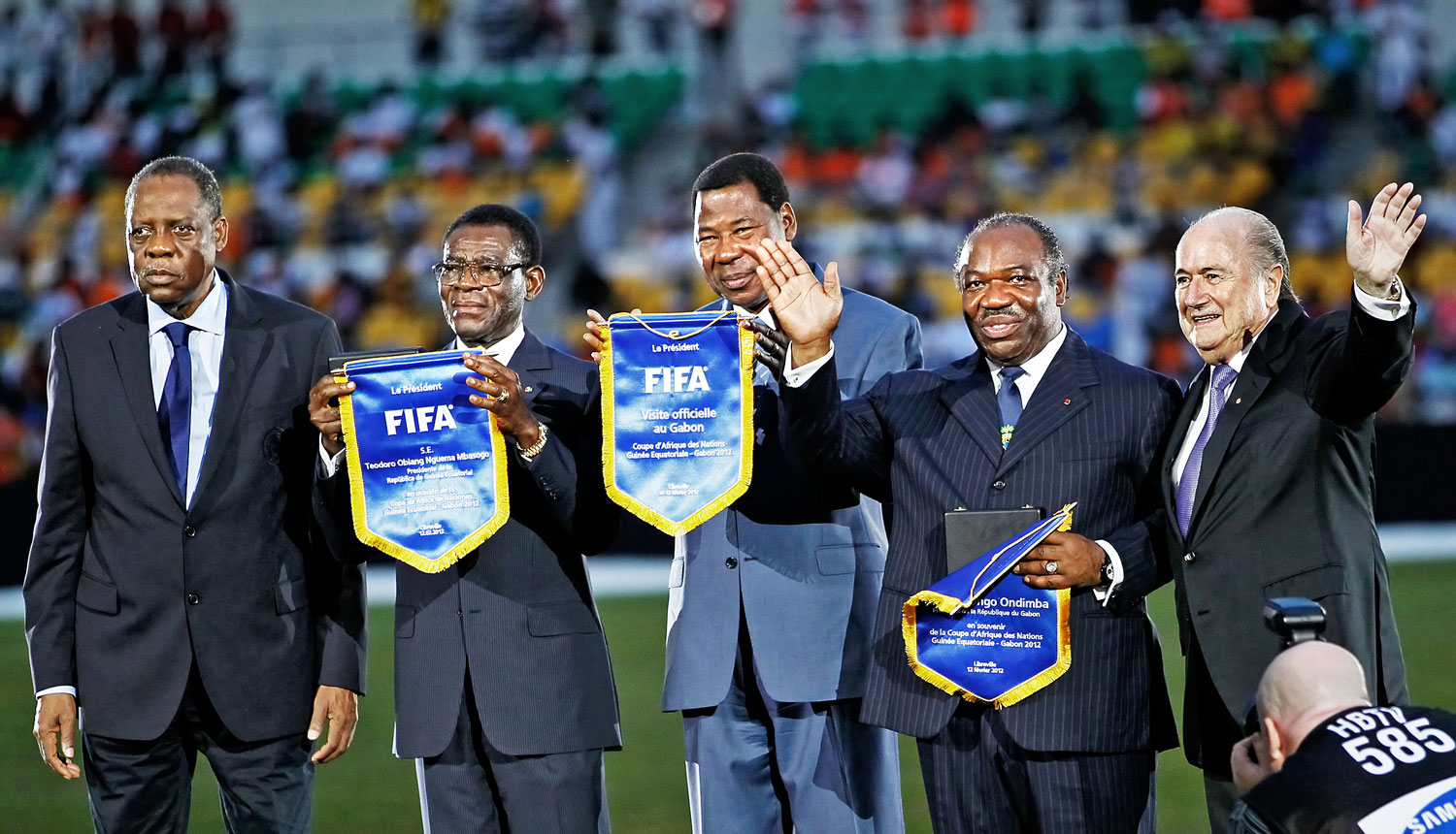 Sepp Blatter FIFA-elnök afrikai futballvezetőkkel kokettál