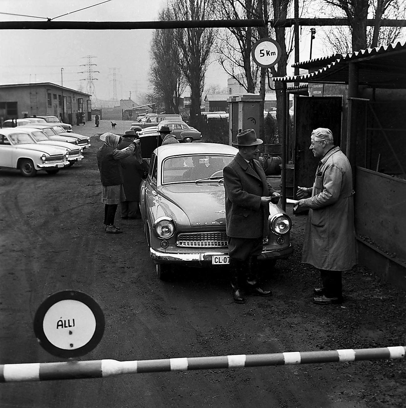 1964 mérföldkő volt a hazai személygépkocsi-értékesítés történetében: ebben az évben hozta létre a Belkereskedelmi Minisztérium a Merkur Személygépkocsi Értékesítési Vállalatot.