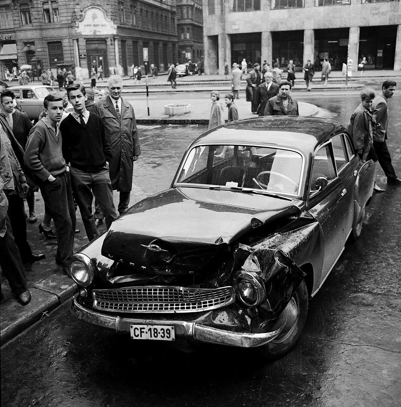 Az összegyűrt orrú gépkocsit 1965. májusában fényképezte le Mikó László. Először arra gondoltam, a Wartburg típusú gépkocsiról kellene írni, erről a Német Demokratikus Köztársaságban készült műszaki remekről, de azután a rendszámra esett a pillantáso