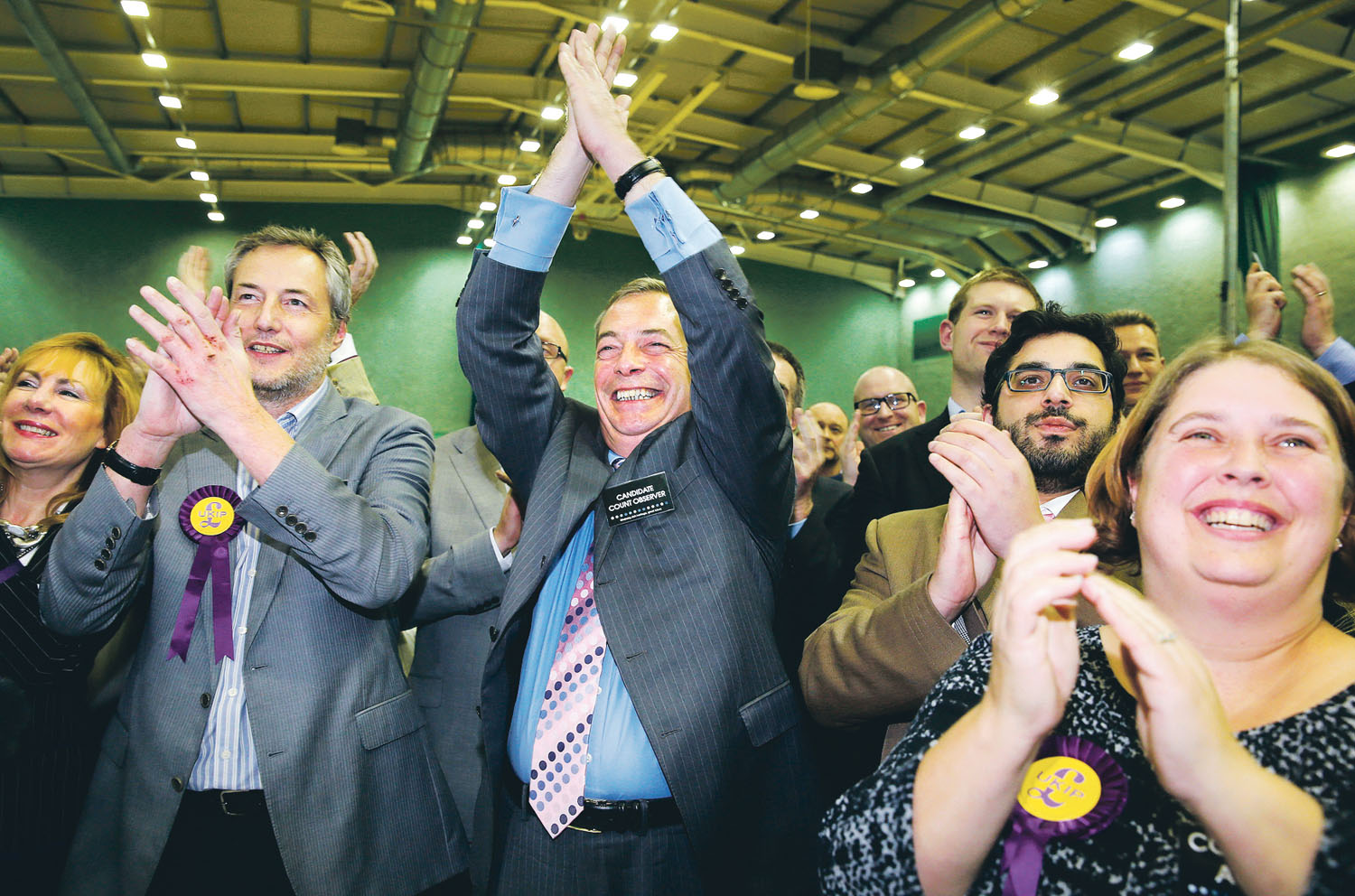 Farage (középen) és társai egyik jelöltjük győzelmét ünneplik
