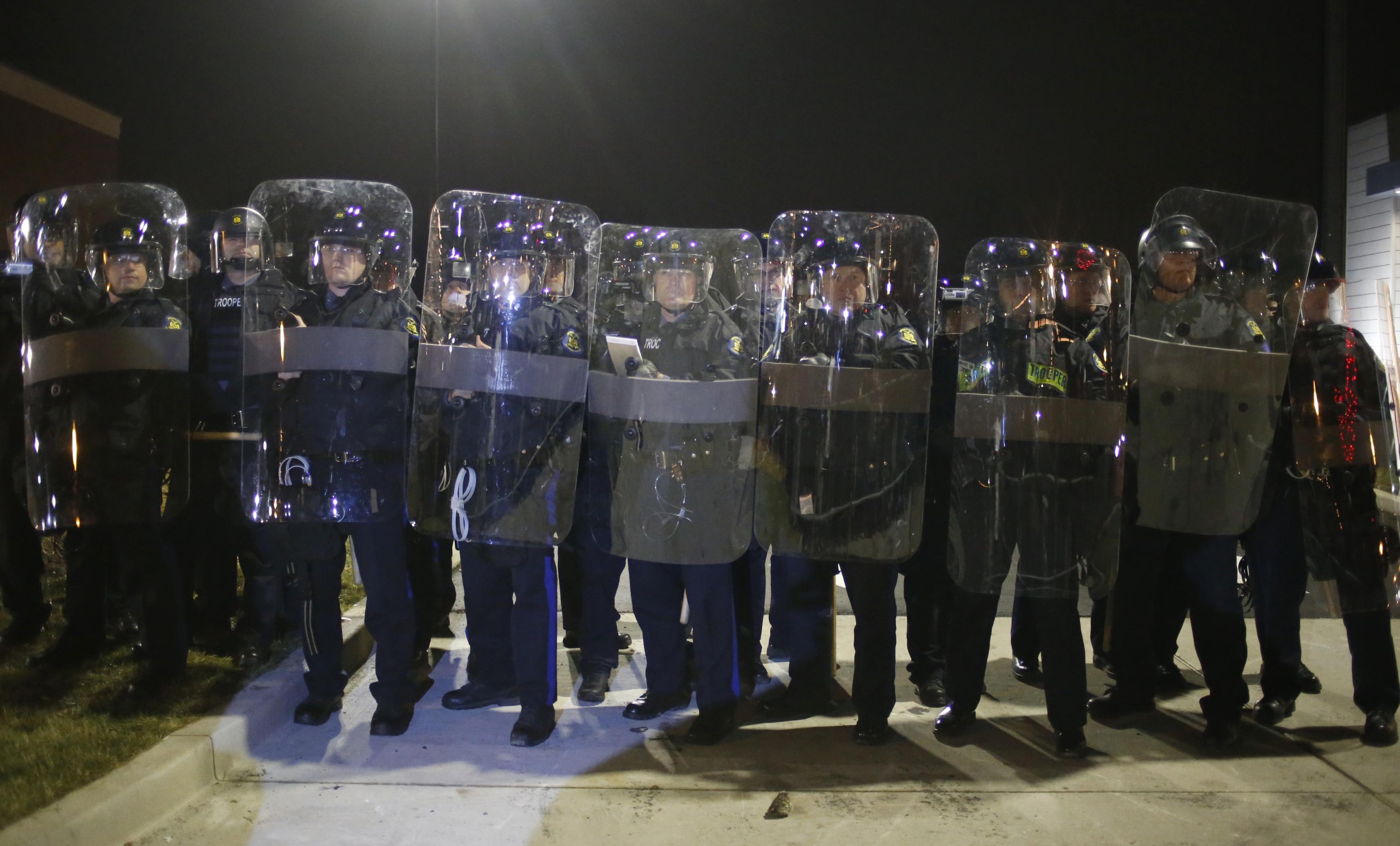 Rohamrendőrök állnak a fergusoni rendőrségi központ előtt