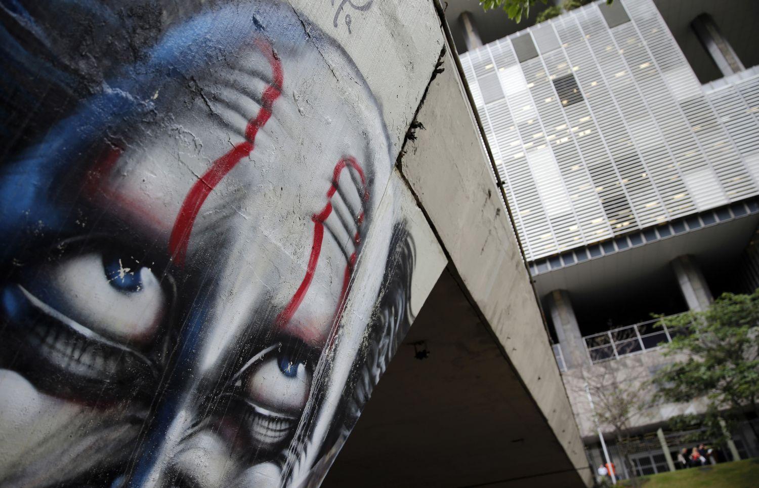 Graffitti a Petrobras-székház mellett Rio de Janeiróban. Tízmilliárd real csordult át
